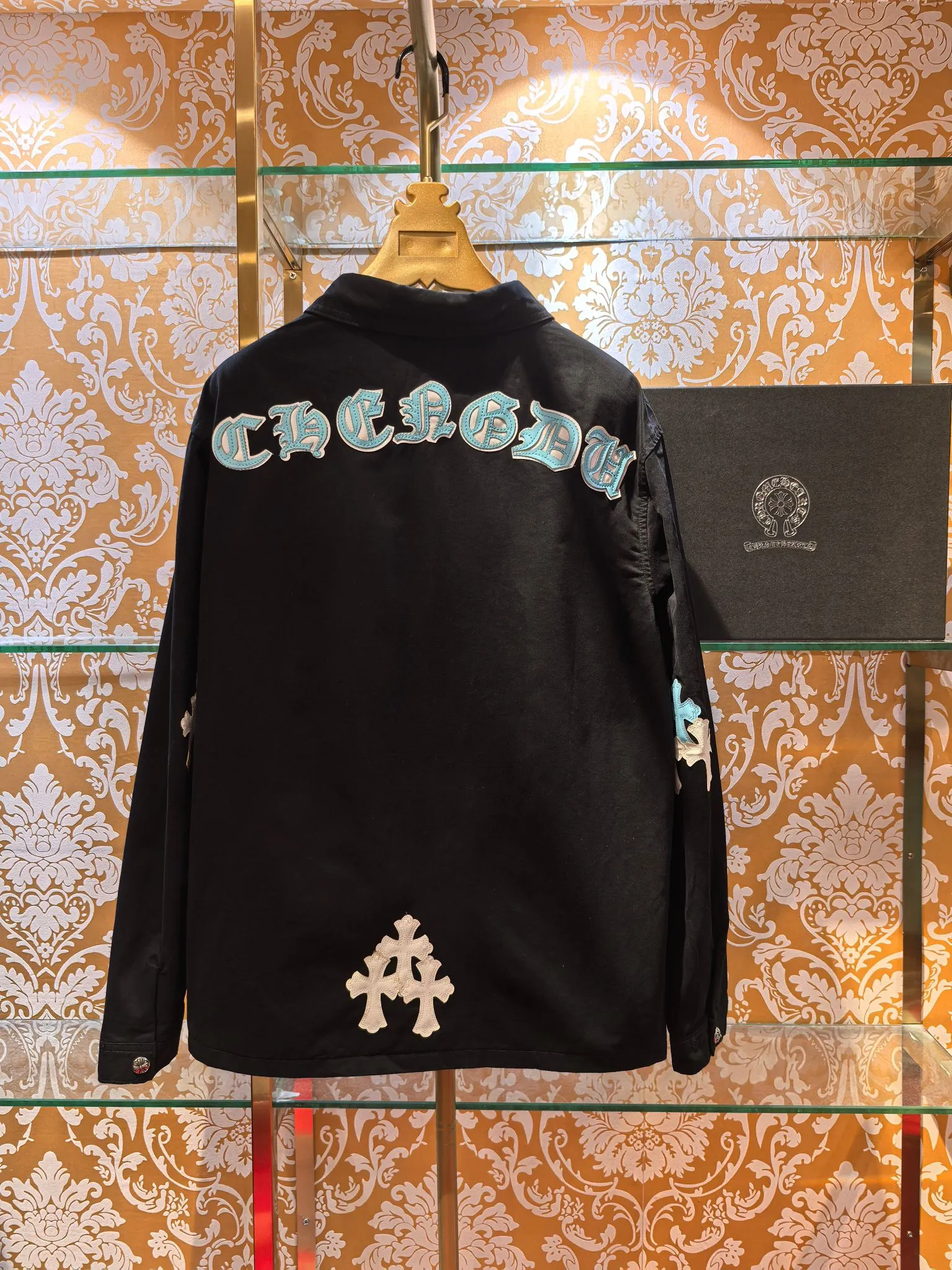 P480 Chrome Hearts advanced custom model, Chrome Hearts patchwork leather denim jacket, twill denim custom fabric, cross patchwork leather is all imitation lambskin, all dyed to completely restore no color difference, the inner leather label is first-layer calfskin, all hardware is 925 silver plated, it is the highest version, you get what you pay for, the same size for men and women, size S M L XL.